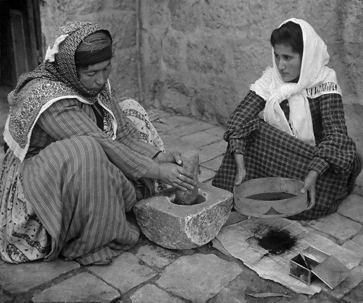 Mujeres musulmanas moliendo café